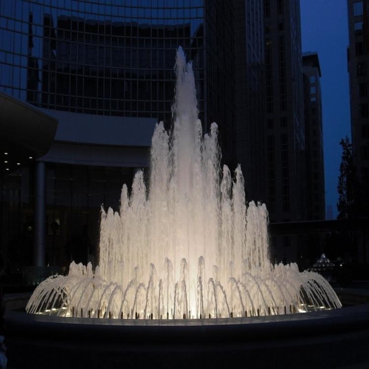 甘肃张掖湖面漂浮喷泉