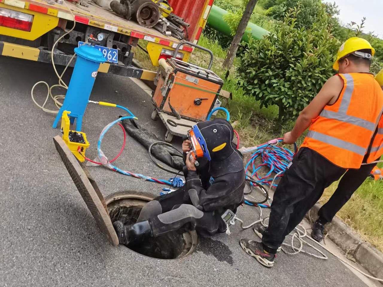 南通启东市沉淀池清理经验丰富<清理污水池吸污车>