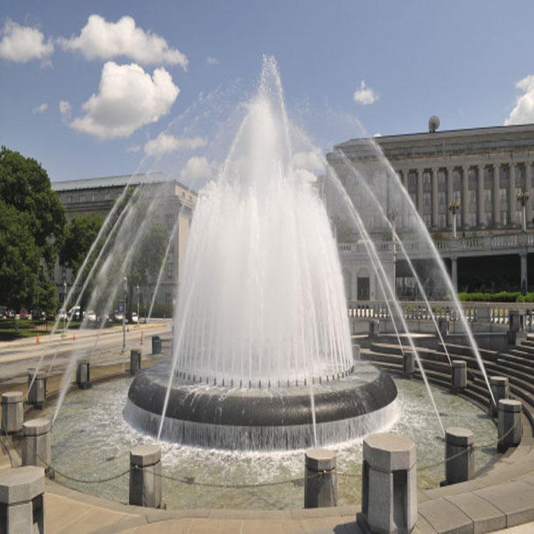 新疆石河子湖面漂浮喷泉