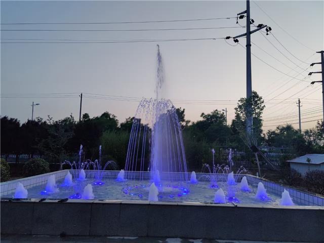 四川广元湖面漂浮喷泉