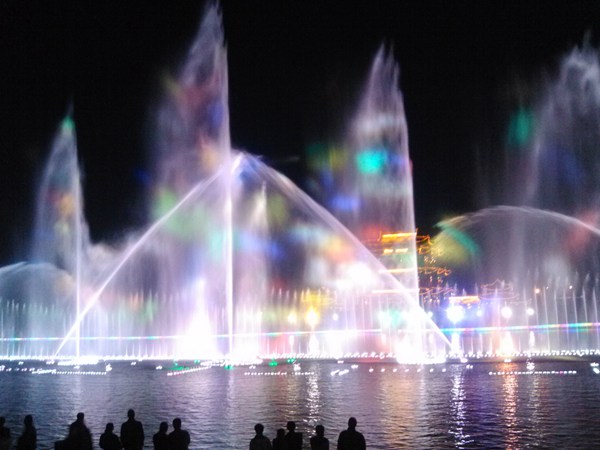 安徽马鞍山湖面漂浮喷泉