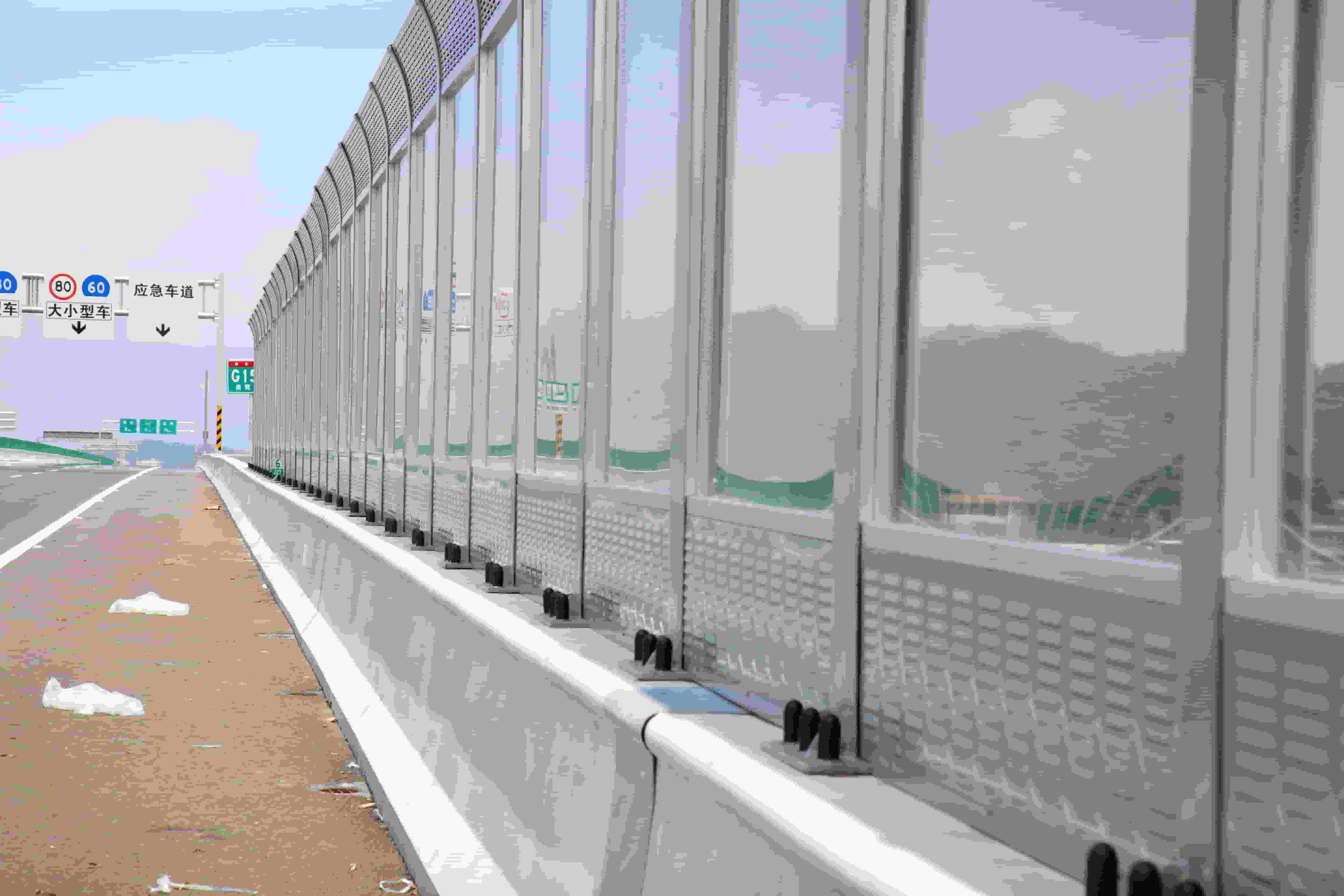 新疆克拉玛依白碱滩公路隔音板多少钱找河北金标