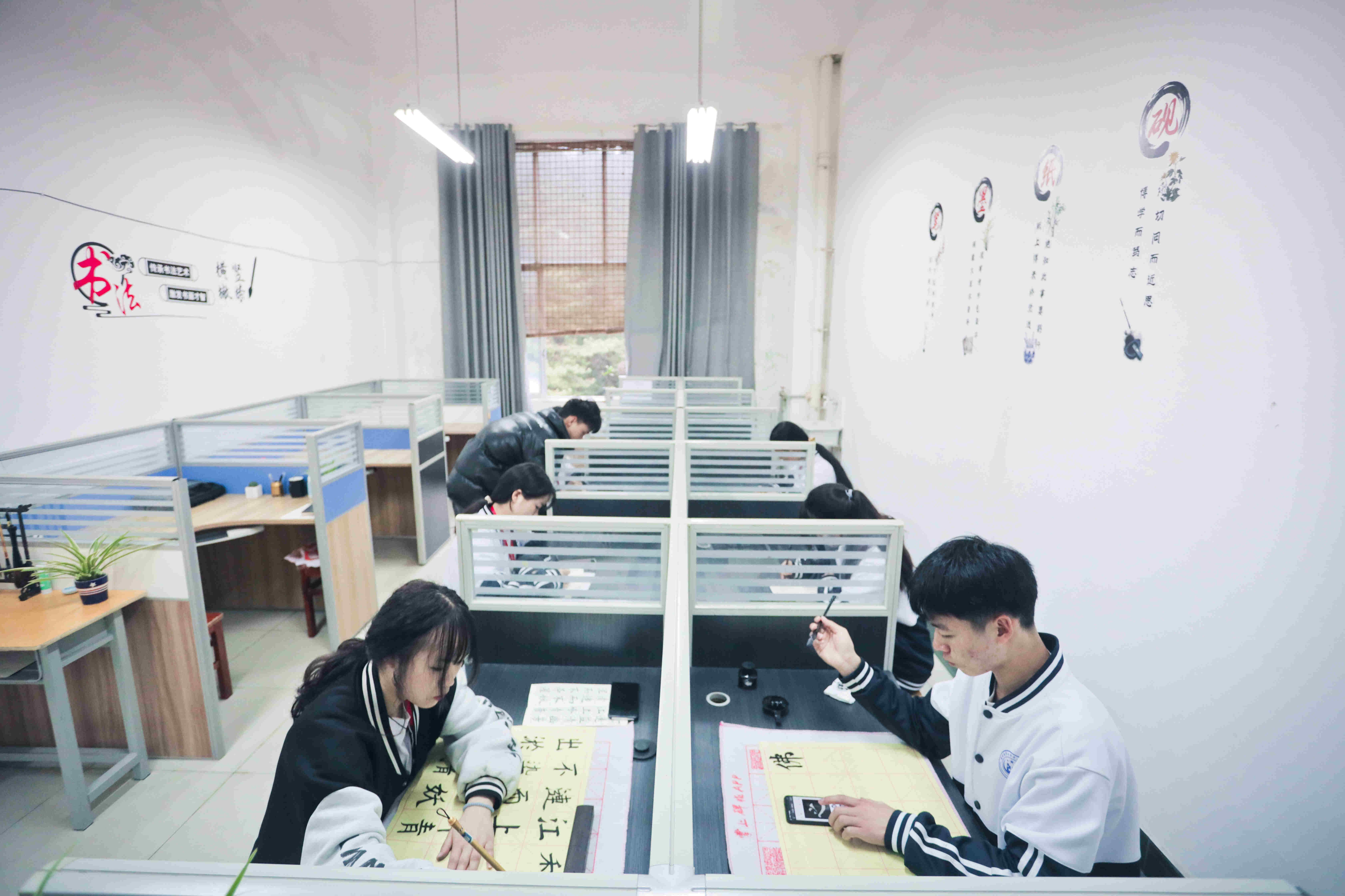 2025花溪区电脑专业学校招生简章（2025花溪区300分能读什么高中）