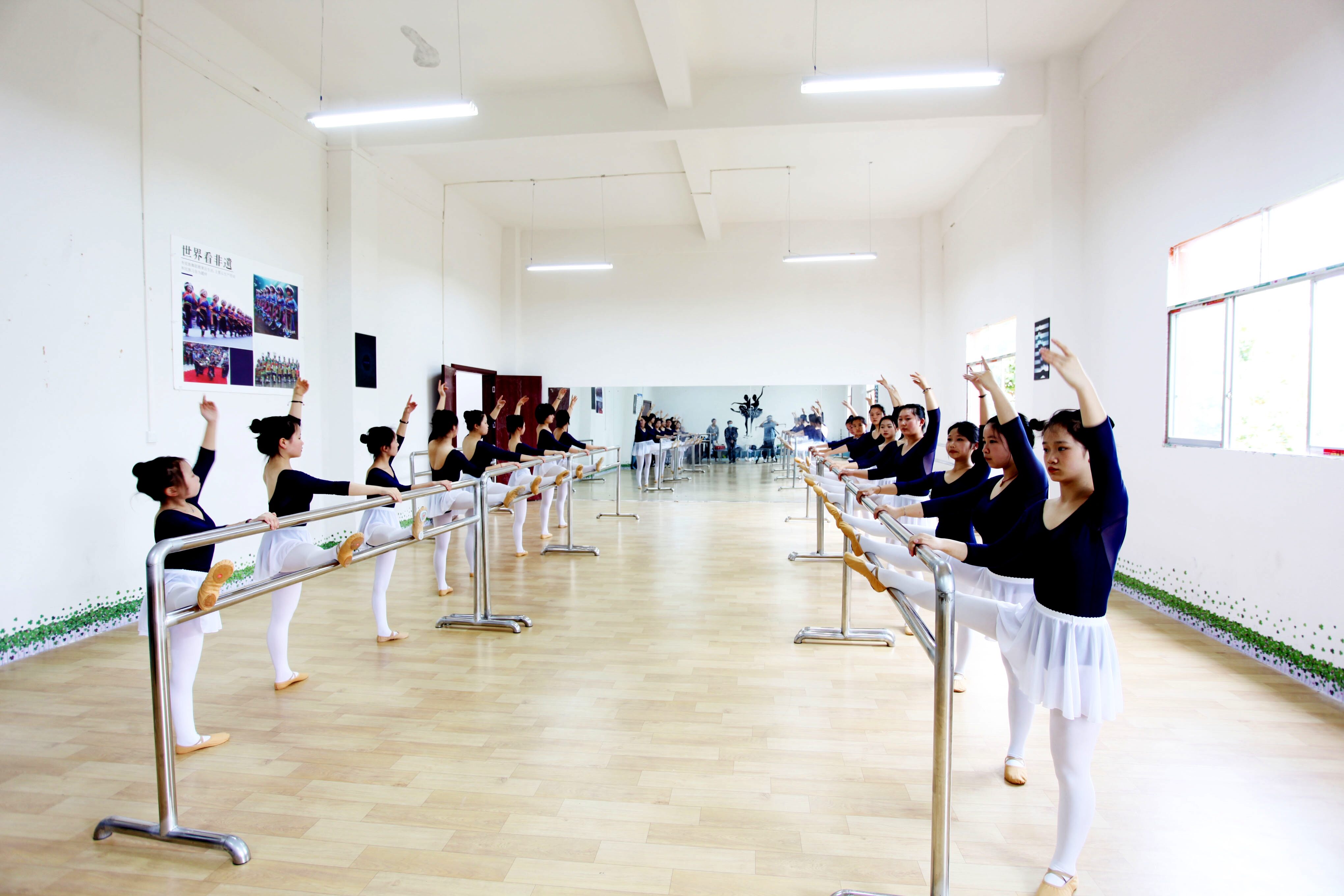 兴义市护理专业学校榜+2025兴义市500分可以读的民办高中