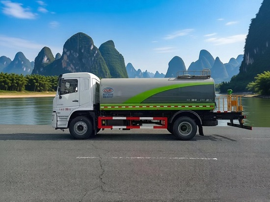 高速公路清洁卫士，福田12方洒水车保驾护航
