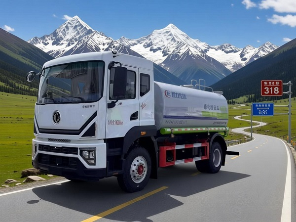 直辖市东风多利卡D9十六方洒水车，为道路降温不遗余力