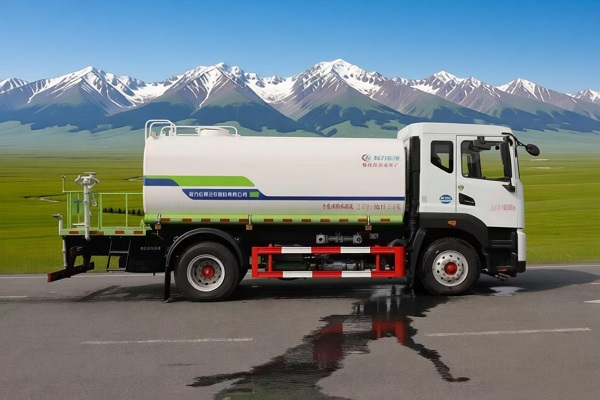 工地扬尘克星，东风多利卡D9洒水车助力文明施工