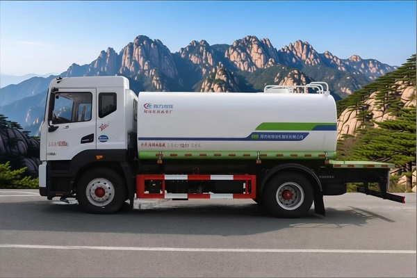 十三方清洁力量，东风多利卡D9洒水车行业