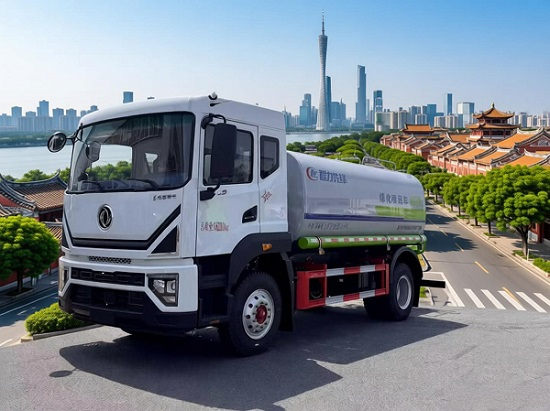 东风多利卡D9十二方洒水车，让清洁工作事半功倍