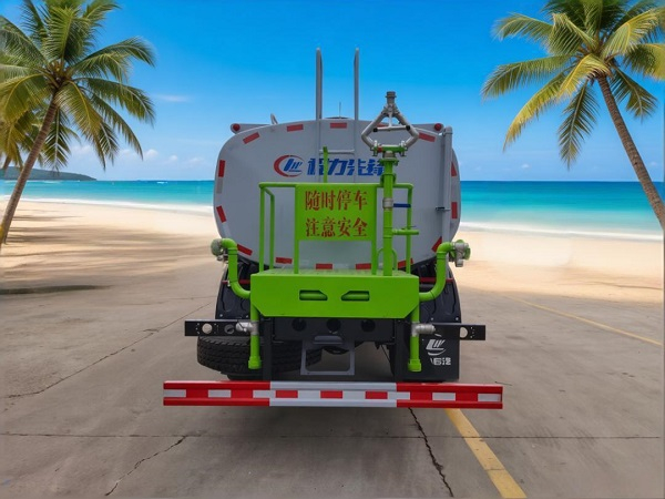 河南东风多利卡D9十五方洒水车，为城市生态筑牢防线