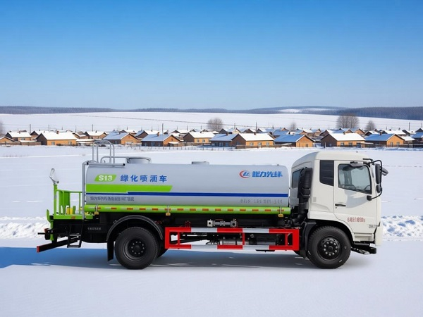 东风多利卡D9十二方洒水车，为道路清洁全力以赴